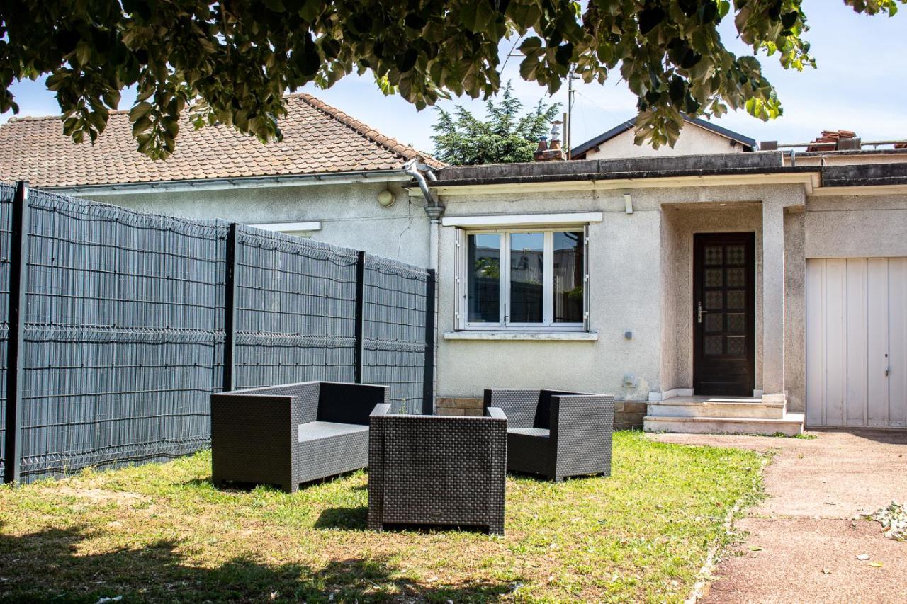 Maisonnette Avec Jardin, Parc Du Chene Bron Exterior photo